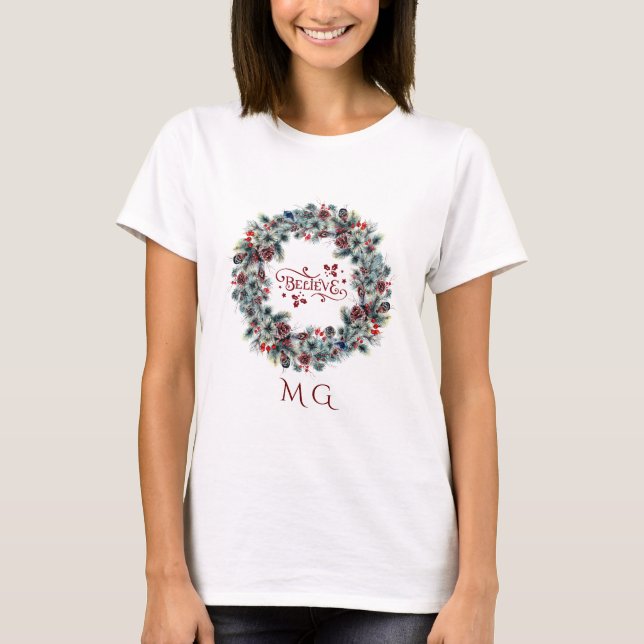 Christmas Wreath BELIEVE Typografie T-Shirt (Vorderseite)