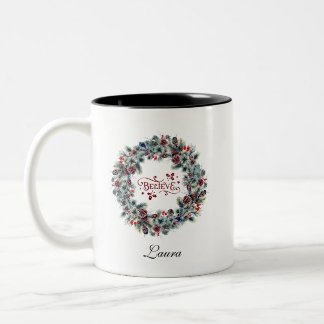 Christmas Wreath BELIEVE Typografie Zweifarbige Tasse (Links)