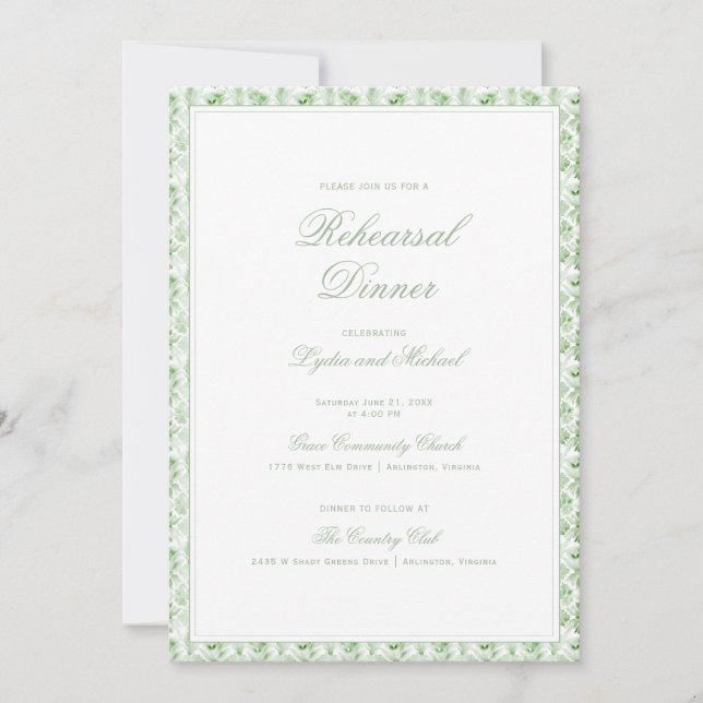 Christmas Wreath | Monogram Rehearsal Dinner Einladung (Vorderseite)