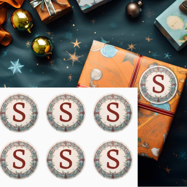 Christmas Wreath Monogram Runder Aufkleber (A single initial is shown on a Christmas wreath monogram sticker label.)