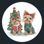 Christmas Yorkie Dogs Runder Aufkleber<br><div class="desc">Niedliche Darstellung der Yorkshire Terrier Hunde,  die Weihnachts bereit sind. Ideal für Hundeliebhaber und Hundeeltern während der Ferienzeit.</div>