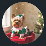 Christmas Yorkie Runder Aufkleber<br><div class="desc">Adorable Weihnachten Yorkie gekleidet wie ein Elf! Grün-Weiß Outfit und ein Weihnachtsbaum im Hintergrund. Ideal für Ihre Welpengeschenke oder für alle,  die Yorkies Liebe!</div>