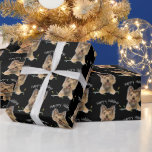 Christmas Yorkshire Terrier auf Black Geschenkpapier<br><div class="desc">Niedlicher Yorkshire-Terrier auf silberner Tinsel und Urlaubslicht auf schwarzem Hintergrund. Die Hintergrundfarbe kann geändert werden.</div>