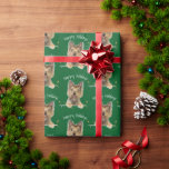 Christmas Yorkshire Terrier auf Green Geschenkpapier<br><div class="desc">Niedlicher Yorkshire Terrier auf silberner Tinsel und Urlaubslicht auf grünem Hintergrund. Die Hintergrundfarbe kann geändert werden.</div>