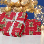Christmas Yorkshire Terrier auf Tinsel Geschenkpapier<br><div class="desc">Niedlicher Yorkshire-Terrier auf silberner Tinsel und Ferienleuchten auf rotem Hintergrund. Die Hintergrundfarbe kann geändert werden.</div>