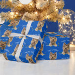 Christmas Yorkshire Terrier On Blue Geschenkpapier<br><div class="desc">Niedlicher Yorkshire-Terrier auf silberner Tönel und Urlaubsleuchten auf blauem Hintergrund. Die Hintergrundfarbe kann geändert werden.</div>