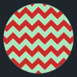Christmas Zigzag Runder Aufkleber<br><div class="desc">Dieses gewagte geometrische Muster besteht aus abwechselnden roten und minzgrünen Zickzacken,  die durch feine,  weiße Ränder getrennt sind. Das rote und grüne Design ist ein stilvolles Weihnachtsbild. Digitales Bild. Copyright © 2013 Claire E. Skinner. Alle Rechte vorbehalten.</div>