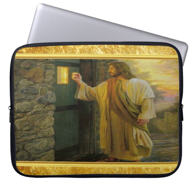 Christus klopft an einer verwitterten Holztür Gold Laptopschutzhülle (Vorderseite)