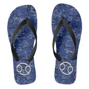 Chrom mag Krebs-Zeichen auf blauer Flip Flops