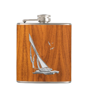 Chrom-Segelboot auf Teakholz-Druck Flachmann