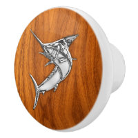 Chrom-Speerfisch-Fische auf Teakholz-hölzernem