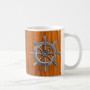 Chrom Style Nautical Wheel auf Teak Veneer Kaffeetasse