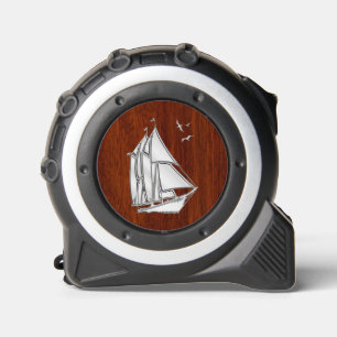 Chrome Like Sail Boat auf Nautical Mahogany Print Maßband