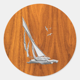 Chrome Like Sailboat auf Teak Veneer Runder Aufkleber