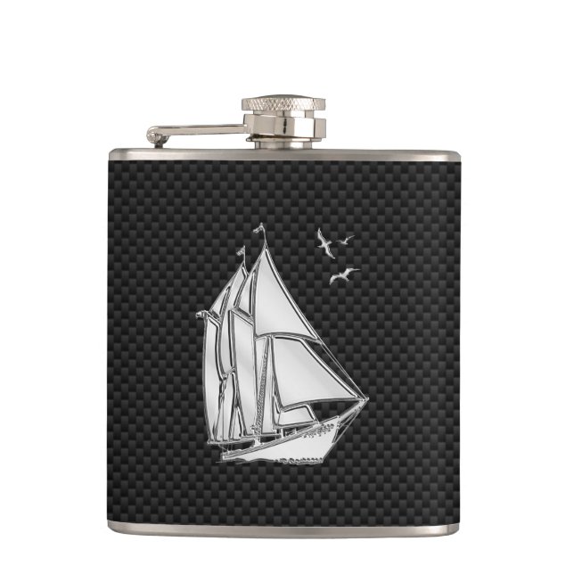 Chrome Sailboat auf Carbon Fibre Print Flachmann (Vorderseite)