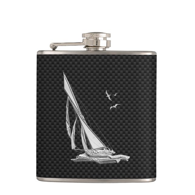 Chrome Sailboat auf Carbon Fibre Print Flachmann (Vorderseite)