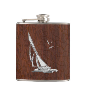 Chrome Sailboat auf Wet Mahogany Print Flachmann