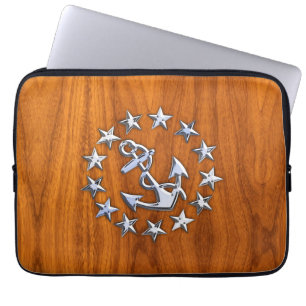 Chrome Yacht Flag auf Nautical Teak Wood Print Laptopschutzhülle
