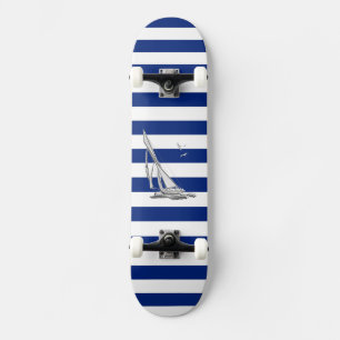 Chromsegeln auf nautischen Streifen Skateboard
