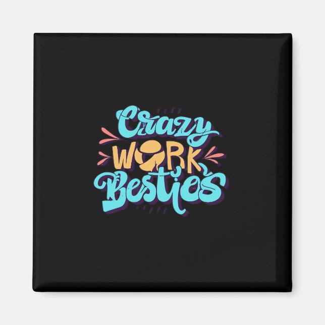 Chroniken von Crazy Work Besties arbeiten als Gesc Magnet (Vorne)