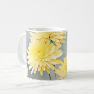 Chrysanthemen der Wasserfarbe auf hellgelber Wiese Kaffeetasse