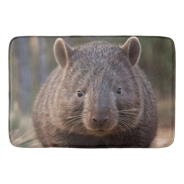 "Chubby Charm: Die Adorable Australian Wombat" Badematte (Vorderseite)