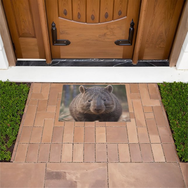 "Chubby Charm: Die Adorable Australian Wombat" Fußmatte (Außenbereich)