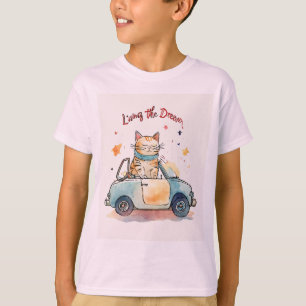 Chubby-Katze in einem winzigen Auto T-Shirt