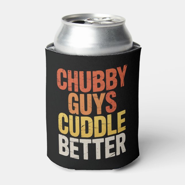 Chubby Typ Cuddle Better Gay Bär LGBTQ Prix Dosenkühler (Kanne Vorderseite)
