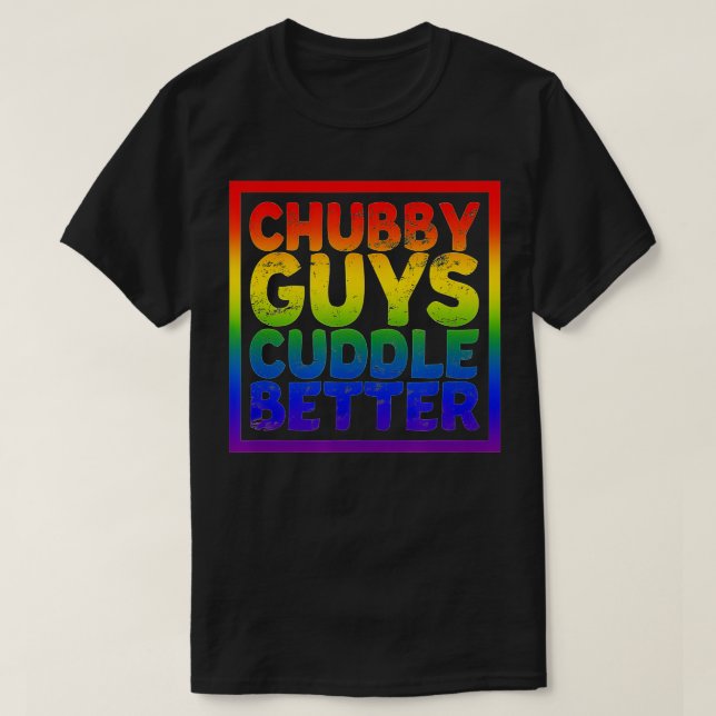 Chubby Typ Cuddle Better Gay Bär  T-Shirt (Design vorne)
