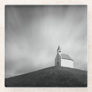 Chuch auf einem Hügel in Schwarzweiss Glasuntersetzer