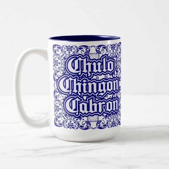 Chulo Chingon Cabron Blue Bandana Print Zweifarbige Tasse (Links)