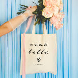 Ciao Bella | Italienische Moderne Schrift mit Herz Tragetasche<br><div class="desc">Hallo,  schön! Diese italienische Tasche wird Ihrem Outfit einen schicken Stil verleihen. Moderne,  elegante schwarze Schrift-Typografie erscheint mit einem von Hand gezeichnet Herz,  für eine Tasche,  die in Italien perfekt verstanden wird,  oder wo auch immer Ihre Reisen Sie führen!</div>