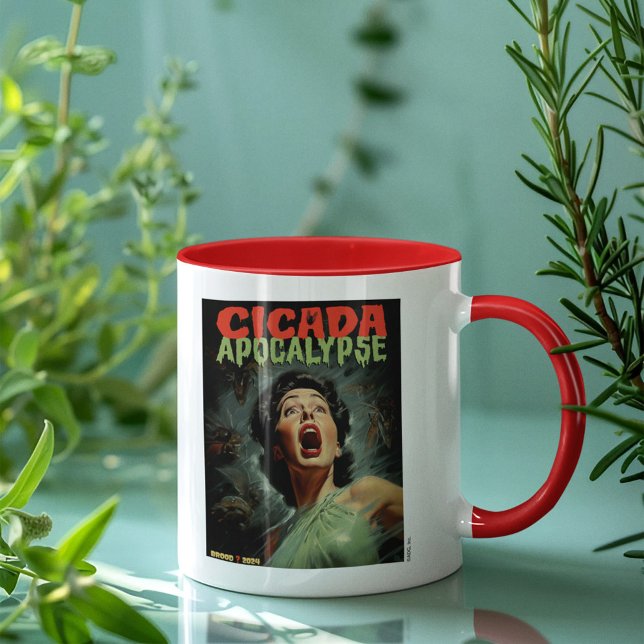 Cicada Apokalypse 2024 Tasse (Mug on table)
