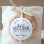 Cincinnati Skyline | Begrüßungsnachricht Runder Aufkleber<br><div class="desc">Erweitern Sie Ihre Hochzeitspakete oder Event-Gastgeschenke mit einem individuellen Set von Begrüßungsaufklebern! Diese eleganten, aber minimalistischen Aufkleber sind auf eine Hochzeit in der schönen Stadt Cincinnati zugeschnitten. Sie verfügen über eine moderne Skyline aus Deko, die den Namen der Stadt trägt und darunter integriert ist. Alle Elemente des Designs, einschließlich der...</div>
