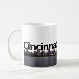 Cincinnati-Skyline mit Cincinnati im Himmel abov Kaffeetasse