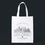 Cincinnati Wedding Stylized | Skyline Wiederverwendbare Einkaufstasche<br><div class="desc">Eine einzigartige Hochzeitstasche für eine Hochzeit in der schönen Stadt Cincinnati,  Ohio. Diese Tasche zeigt die einzigartige Skyline der Stadt mit ihrem Namen darunter. Anschließend erhalten Sie Informationen zu Ihrem Hochzeitstag in einem passenden,  offenen Stil.</div>