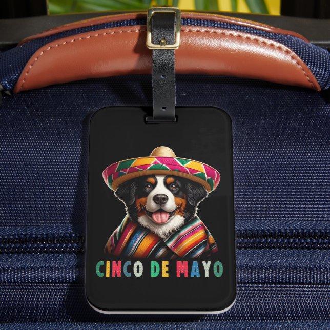 Cinco de Mayo Bernese Dog mit Poncho und Sombrero Gepäckanhänger (Vorderseite Insitu 2)