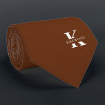 Cinnamon Brown elegante Monogramm   Name Krawatte<br><div class="desc">Eine elegante Krawatte mit einem fett-weißen Monogramm auf einem reichen Cinnamon-braunen Hintergrund. Zusätzlich zu diesem Monogramm sitzt Ihr Vor- oder Nachname in allen Hauptstädte. Wenn Sie einen mutigeren Blick auf den persönlichen Namen im großen Buchstaben bevorzugen, können Sie folgendes tun: Benutzen Sie die Funktion Anpassen/Bearbeiten und klicken Sie auf den...</div>