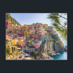 Cinque Terre Coastal Region Ligurien Italien Postc Postkarte<br><div class="desc">Cinque Terre liegt im Nordwesten Italiens. Dieses wunderschöne Foto der farbenfrohen Zuhause, die zwischen den schroffen Felsen errichtet wurden, zeigt, warum man nicht mit dem Auto dorthin gelangen kann! Wenn Sie ein Filmbuff sind, war Cinque Terre einer der Drehorte für den Film "Der Wolf der Wall Street" von Martin Scorsese....</div>