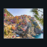 Cinque Terre Coastal Region Ligurien Italien Postkarte<br><div class="desc">Cinque Terre liegt im Nordwesten Italiens. Dieses wunderschöne Foto der farbenfrohen Zuhause, die zwischen den schroffen Felsen errichtet wurden, zeigt, warum man nicht mit dem Auto dorthin gelangen kann! Wenn Sie ein Filmbuff sind, war Cinque Terre einer der Drehorte für den Film "Der Wolf der Wall Street" von Martin Scorsese....</div>