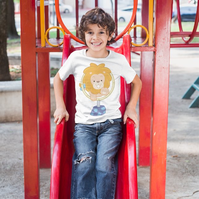 Circus Lion springt durch einen Hoop T-Shirt (Von Creator hochgeladen)