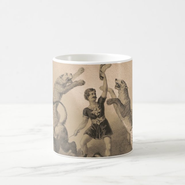 Circus Performer Stehend unter vicious Animals Kaffeetasse (Mittel)