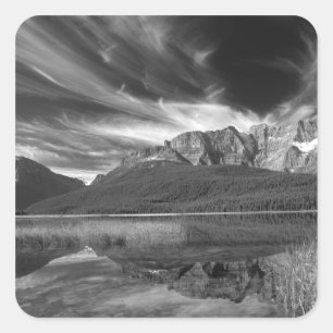 Cirrus Wolken über dem Wasservogelsee, Banff Quadratischer Aufkleber