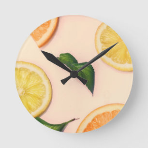 Citrus fruit pattern in pastel colors runde wanduhr