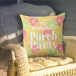Citrus Slices Porch Party Kissen<br><div class="desc">Stilvolle Outdoor-Stoffkissen tragen den Familiennamen und die Worte "Porch Party" auf orangefarbenen, Zitronen-, Limonen und Grapefruitschnitten. Spaß für die sommerliche Dekoration Akzente. PASSENDE Artikel in unserem Geschäft.</div>