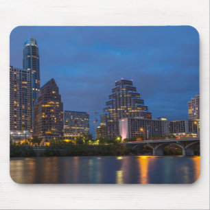 City-Silhouette spiegelt sich in Lady Bird Lake Mousepad