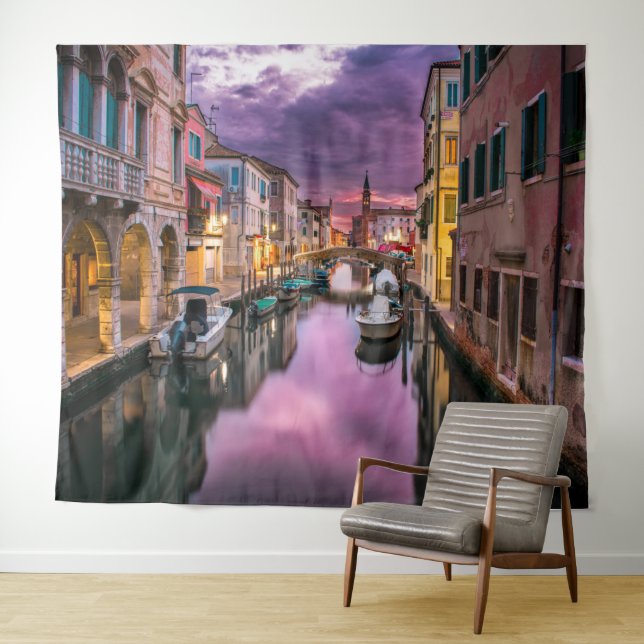 Cityscape Canal at Dusk Tapestry Wandteppich (Beispiel (Horizontal))