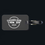 Clackamas Fluss Oregon Kayaking Gepäckanhänger<br><div class="desc">Der Clackamas River liegt westlich der Cascade Range und südlich der Columbia River Gorge im Norden von Oregon und erstreckt sich vom Big Spring (Überwassergebiet) bis zum Big Cliff, südlich der Stadt Estacada. Die malerischste Region liegt ganz im Nationalwald des Berges Hood und umfasst bewaldete Gebiete, Feuchtgebiete, Flussufer und Felsklippen....</div>