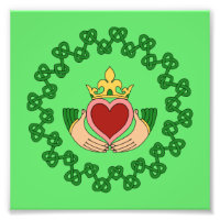 Claddagh und grüne Knüpfarbeit